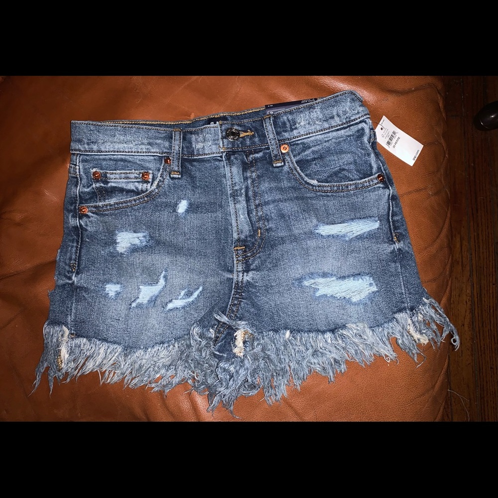 JEAN Shorts
25 Petite HIGH RISE
3" SHORTS
Stretch
Easy Through the Hip & Thigh